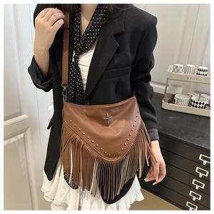 Sac à bandoulière marron à franges avec bords rivetés et pendentif croix argenté