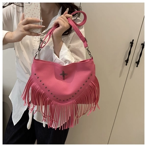 Sac à bandoulière rose avec franges et clous argentés et boucle croisée métallique