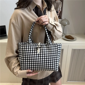 Sac fourre-tout minimaliste en toile vichy noir et blanc avec bouton à bascule