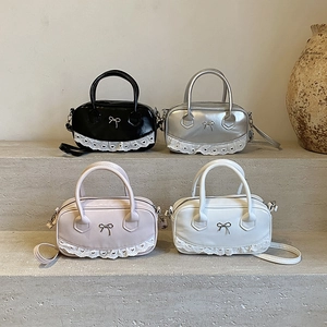 Minimalistische Bowling-Handtasche in Schwarz, Weiß, Rosa und Silber mit viel Platz