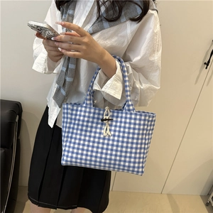 Sac cabas en toile à carreaux bleus et blancs avec bouton en bois et cordon en coton