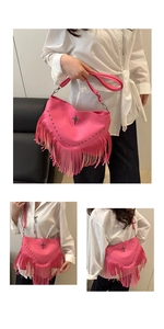 Détails du sac punk rose avec des franges, des rivets et un pendentif en croix