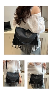 Vue détaillée du sac bandoulière à franges noires avec clous et pendentif en croix