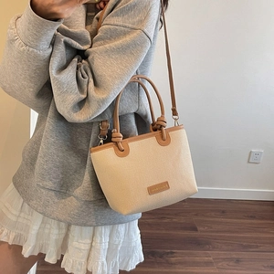 Französische Stroh-Eimertasche mit braunen Ledergriffen und verstellbarem Schultergurt