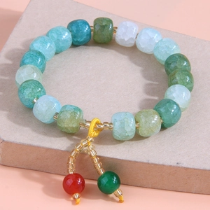 Vue détaillée d'un bracelet ethnique en perles de résine avec nœud tissé coloré