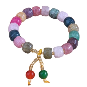 Bracelet minimaliste aux couleurs gelée avec accents dorés et perles en résine colorées