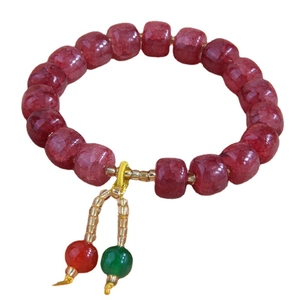 Bracelet élégant en perles de résine rouge gelée avec cordon jaune et glands décoratifs