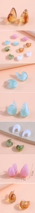 Détail de boucles d'oreilles en résine en forme de C avec dimensions 1.4cm par 2.3cm
