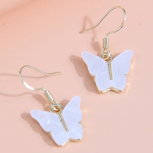 Boucles d'oreilles papillon dorées avec pendentifs en résine marbrée mauve clair