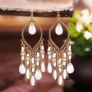Orecchini boho dorati con perline bianche ed eleganti nappine a frangia multistrato