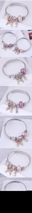 Détail d'un bracelet à breloques DIY avec papillon en cristal et perles de verre
