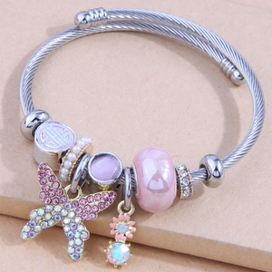 Bracelet perlé en argent avec pendentif papillon scintillant et breloques