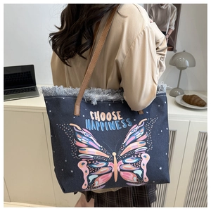 Detail der dunkelblauen Canvas-Tasche mit 'CHOOSE HAPPINESS' Aufdruck und Schmetterling