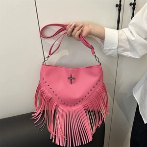 Sac à bandoulière rose à franges avec clous et croix gothique en cuir à grain galet