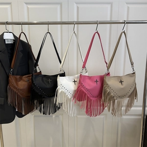 Sacs à bandoulière chic à franges avec croix gothique et clous en cinq couleurs