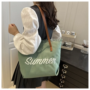 Détails du sac cabas en toile verte avec broderie Summer et bords à franges