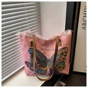 Detail der rosa Canvas-Einkaufstasche mit Schmetterlingsdruck und Fransen-Design