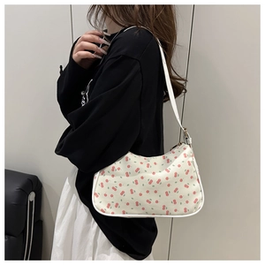 Vue latérale du sac sous l'aisselle avec imprimé cerise et motifs de fruits rouges
