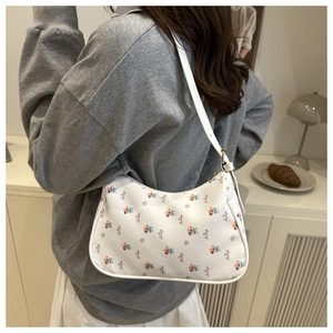 Détail du sac sous le bras à fleurs blanches avec motifs vintage et texture en cuir PU