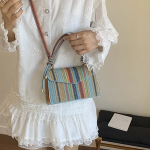 Sac bandoulière coloré en paille tressée à rayures avec rabat bohème et poignée nouée