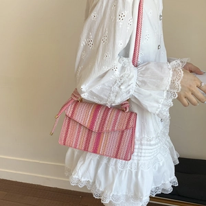Petit sac bandoulière tissé à rayures roses et orange sur haut en dentelle blanche