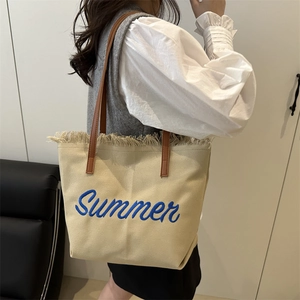 Sac fourre-tout en toile beige avec broderie Summer bleue et bordures à franges
