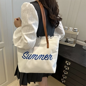 Sac cabas en toile blanche avec broderie Summer bleue et anses en cuir brun