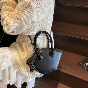 Sac à main noir minimaliste avec poignée à nœud et bandoulière réglable pratique
