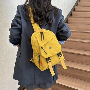 Veelzijdige felgele nylon schoudertas voor wandelen en vrije tijd, gedragen door model
