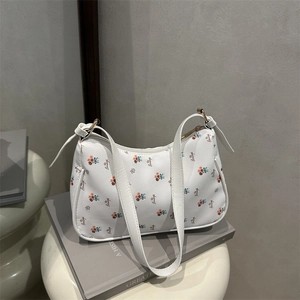 Sac hobo blanc élégant à motif floral avec bandoulière en cuir et détails dorés