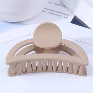 Vue détaillée de la grande pince à cheveux mate kaki avec un design géométrique creux