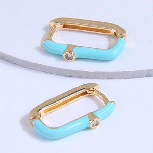 Créoles dorées minimalistes avec émail bleu clair et incrustation d'une pierre zircon