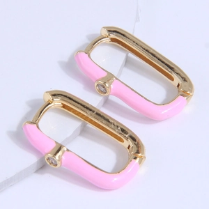 Boucles d'oreilles créoles dorées rectangulaires avec émail rose et zircone cubique