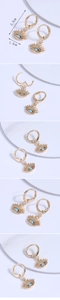 Vue détaillée des boucles d'oreilles œil maléfique dorées avec perles turquoise et taille