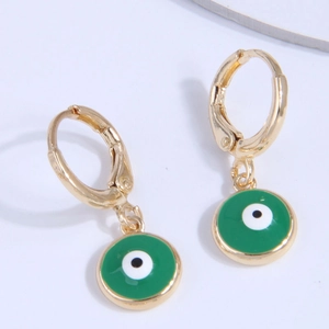 Boucles d'oreilles créoles dorées Evil Eye avec émail vert sur support en pierre sobre