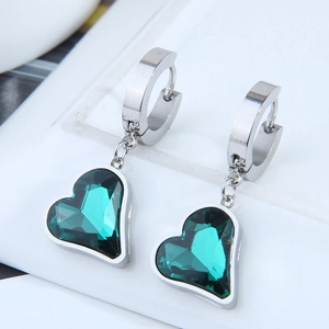 Dettaglio di orecchini a cuore con gemma verde e chiusura a cerchio in argento