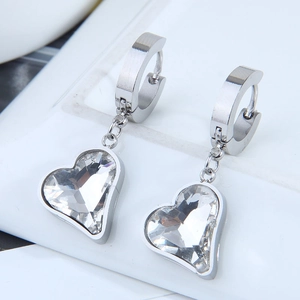 Eleganti orecchini a cuore in argento con pietre verdi e cerchi in metallo lucido