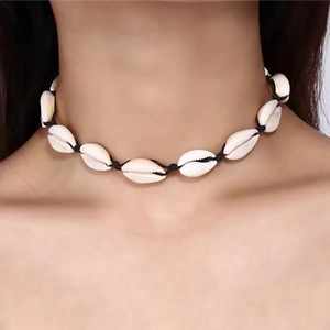 Collier ras du cou bohème en coquillages avec cordon noir pour vacances à la plage