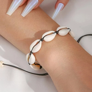 Bracelet bohème en coquillages naturels cauris avec cordon tressé noir ajustable