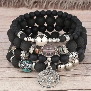 Boho-Mehrlagen-Perlenarmband Set mit mattierten Perlen und Lebensbaum-Anhänger