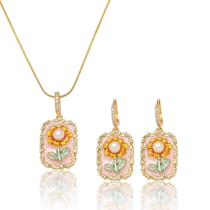 Détail du coffret bijoux avec collier et boucles d'oreilles tournesol et perle