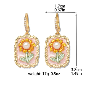 Détails de boucles d'oreilles vintage tournesol avec perle d'eau douce et émail rose