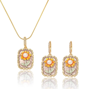 Parure de bijoux vintage français avec perles d'eau douce naturelles et relief floral