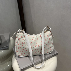 Sac bandoulière blanc chic avec imprimé cerise rouge et détails dorés, style mode 2025