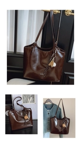 Details einer dunkelbraunen Hochglanz-Tote-Bag mit Baseball-Anhänger und Fashion-Print