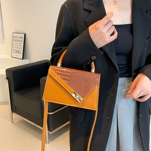 Sac à rabat orange motif crocodile avec fermoir métallique et bandoulière marron