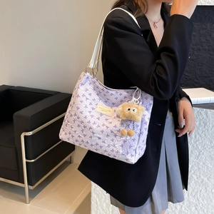 Borsa tote viola testurizzata da donna con ciondolo di peluche e etichetta in pelle