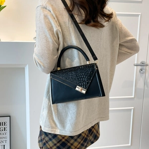 Petit sac bandoulière noir chic avec rabat en relief crocodile et détails dorés