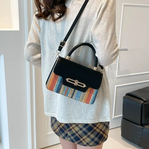Sac bandoulière chic à rayures arc-en-ciel avec rabat en cuir noir