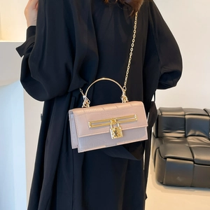 Sac à main rose à motif crocodile avec poignée en métal doré et bandoulière chaîne